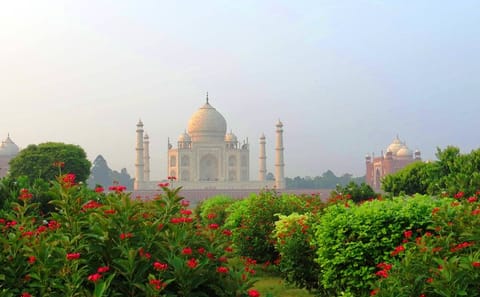 Taj Mahal Sunrise Tour with Agra Fort from New Delhi