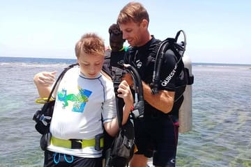 Shore Dive and Wildlife Experience in Roatan, Honduras