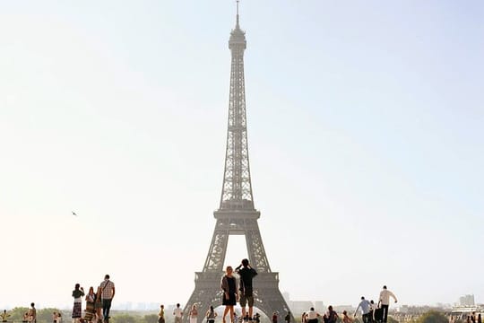 CDG Transfer with Eiffel Lunch Cruise with la Vallee village
