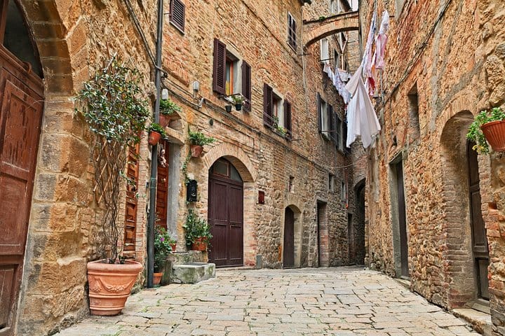 PRIVATE Full-Day Tour of San Gimignano and Volterra 3