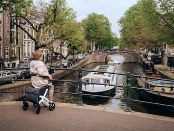 Photoshoot Experience at Damrak Waterfront in Amsterdam