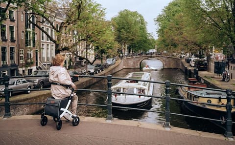 Photoshoot Experience at Damrak Waterfront in Amsterdam