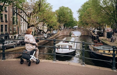 Photoshoot Experience at Damrak Waterfront in Amsterdam