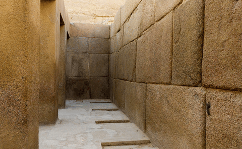 Full Day Cairo Tour: Pyramids, Museum, and Old Bazaar from Hurghada