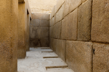 Full Day Cairo Tour: Pyramids, Museum, and Old Bazaar from Hurghada