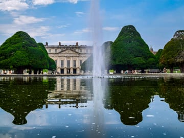 Day Trip to Hampton Court Palace from London by Minivan