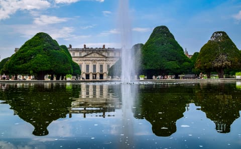 Day Trip to Hampton Court Palace from London by Minivan