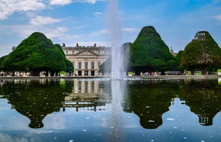 Day Trip to Hampton Court Palace from London by Minivan