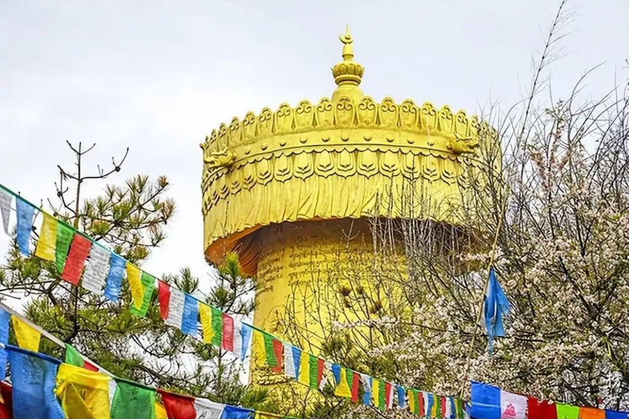 Dukezong's giant prayer wheel