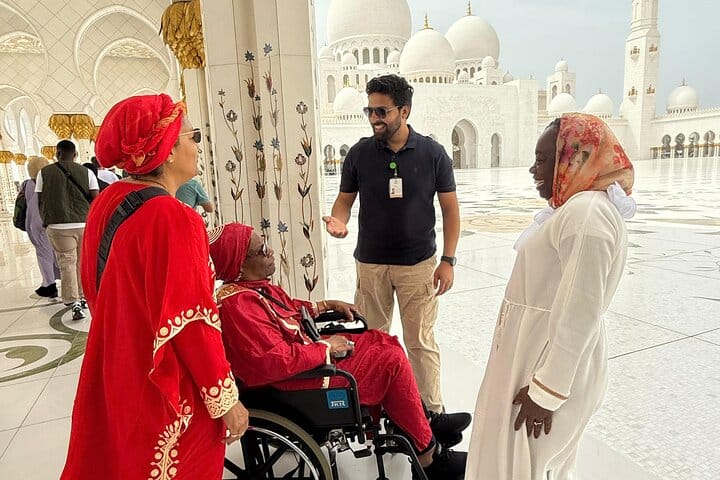 Sheikh Zayed Grand Mosque Tour with Buffet Lunch From Dubai 3