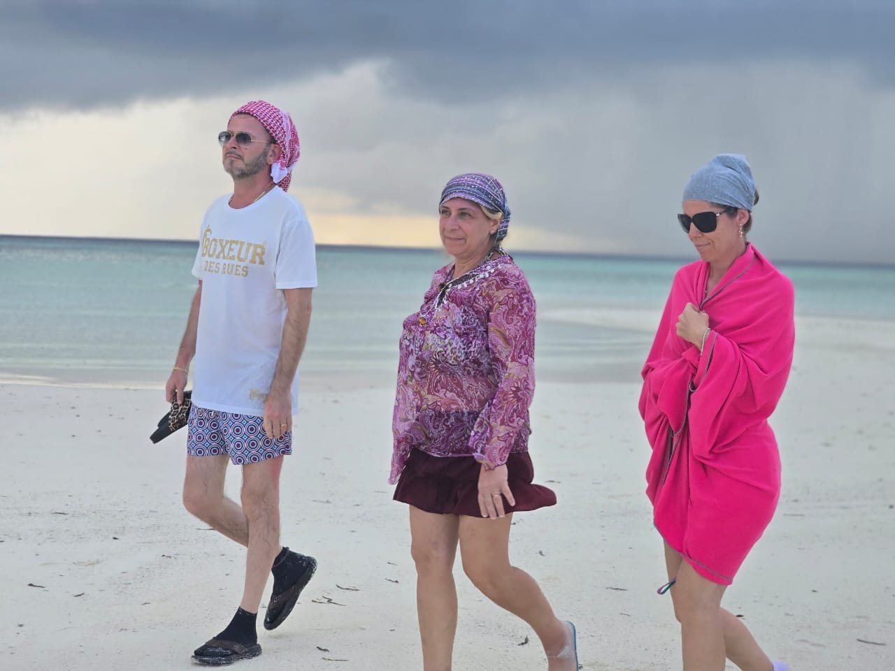 Семья на прогулке по песчаной отмели