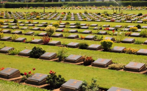 River Kwai Highlights Private Tour with Boat Ride and Cemetery Visit
