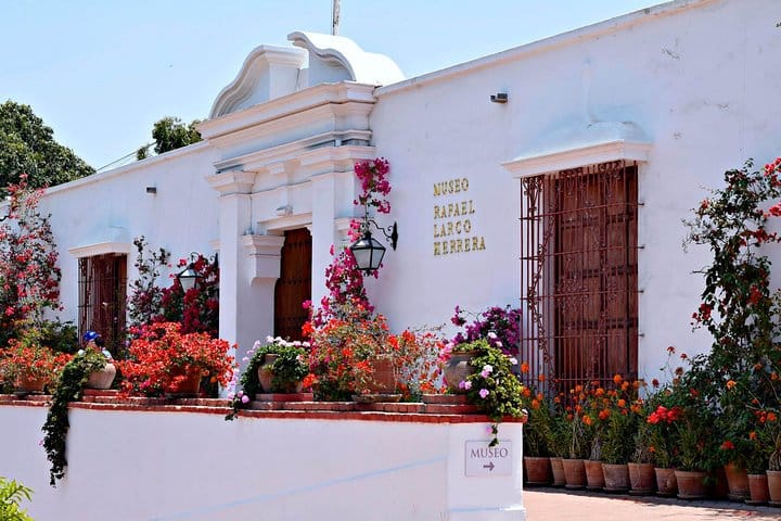 Small-Group Visit to Larco Museum, Downtown Lima and Santo Domingo Convent 2