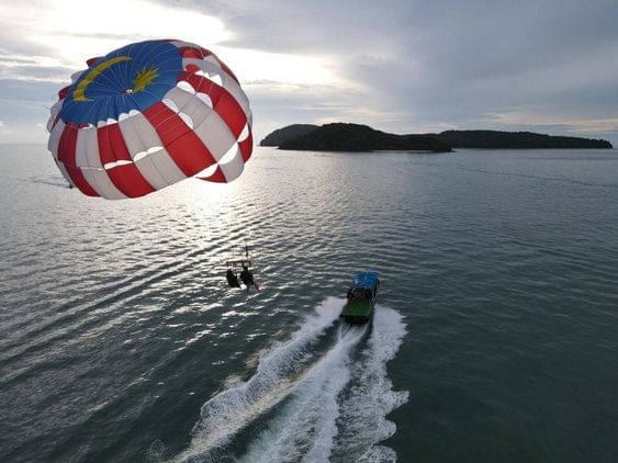 التحليق فوق مياه لانكاوي الساحرة! جرب الباراسيلينغ واستمتع بأجمل إطلالة جوية على الجزر الاستوائية.