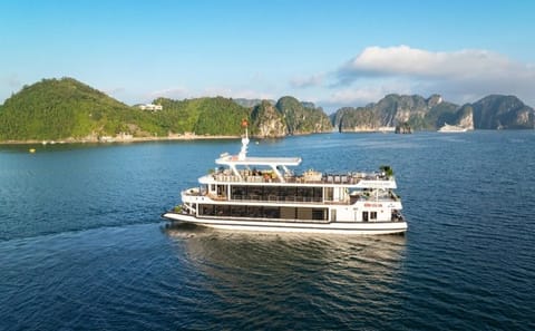 Halong Bay Luxury Cruise: Sung Sot Cave, Titop Island & Buffet