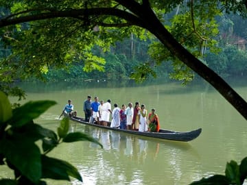 Backwater, Tea Estates, Temples & Palaces Tour from Cochin to Bangalore