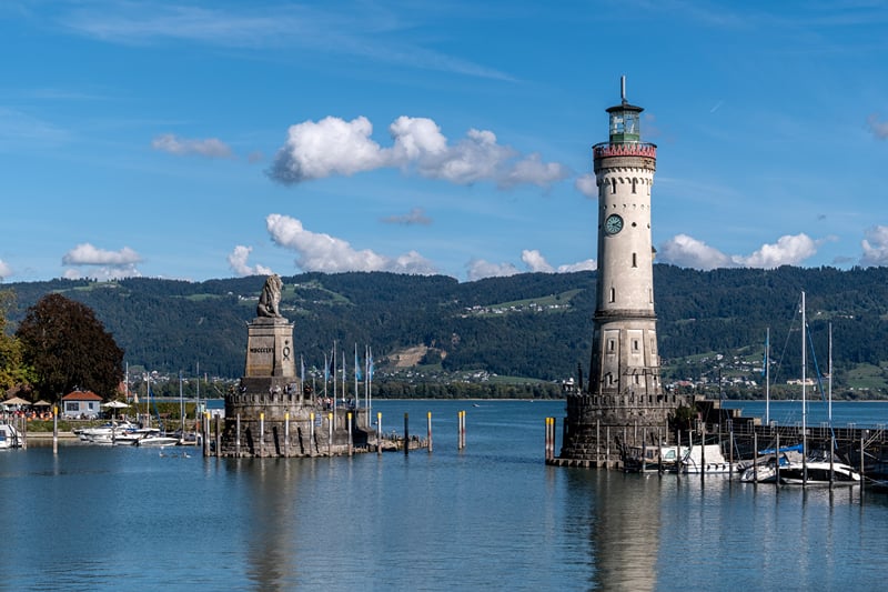 A entrada do porto de Lindau, na Alemanha, guardada pelo leão da Baviera e pelo farol.