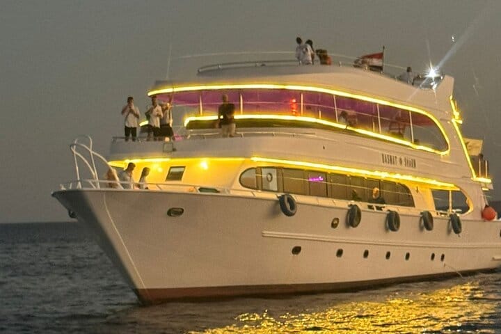Evening Yacht Dinner & Live Music Cruise in Sharm El Sheikh