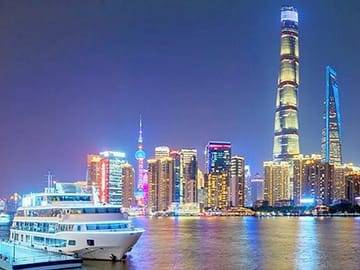 Shanghai Evening Tour: Huangpu River Cruise and Street Food