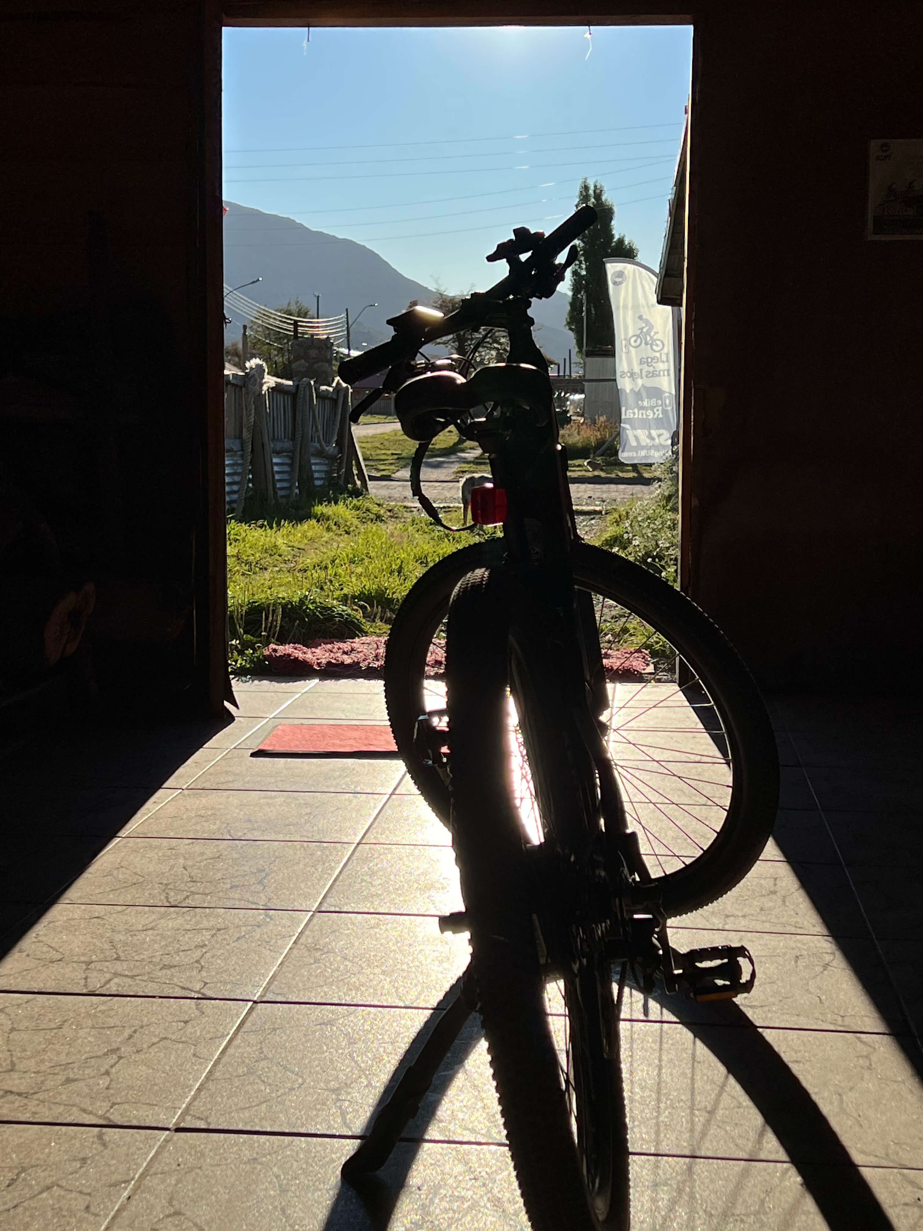 Tu eBike SURí te espera para salir a pedalear desde Villa O'Higgins hacia donde quieras