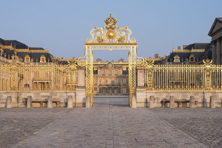 Private Versailles and Maintenon Full-Day History Tour 5