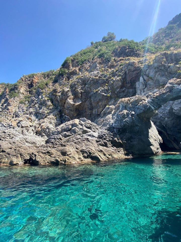 Grottes marines le long de la côte de la Costa Viola aux eaux turquoises