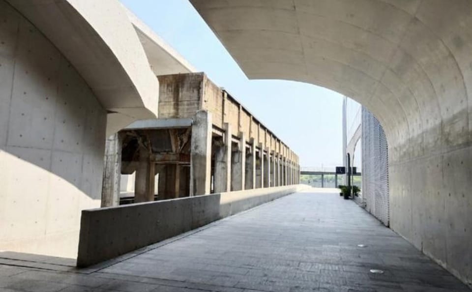 M50 Art District and West Bund Gallery Tour in Shanghai