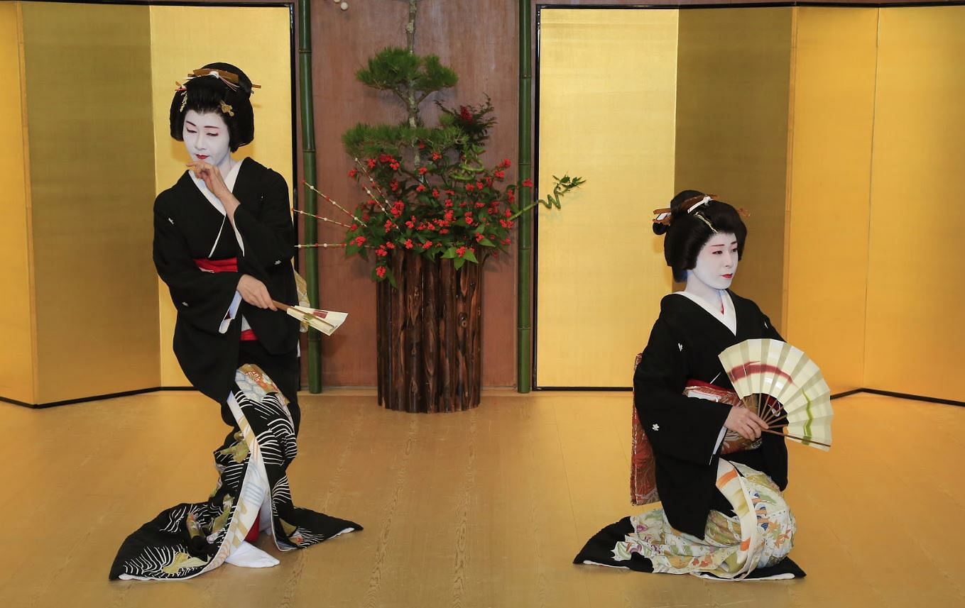 VIP tour - Delight your senses with a rare three-geisha experience