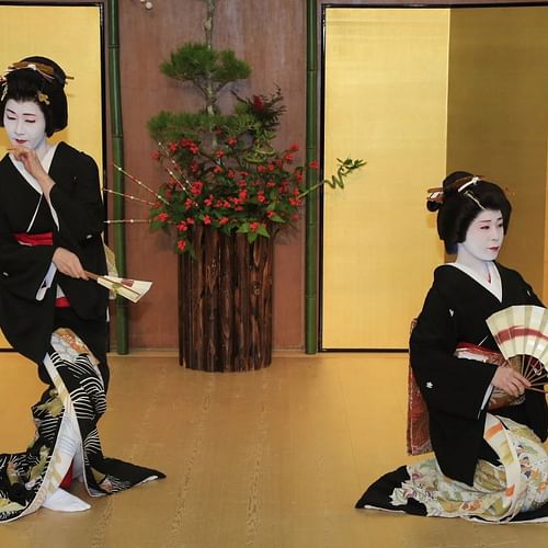VIP tour - Delight your senses with a rare three-geisha experience