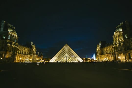 Paris 4 hours Tour in Small Group with an Expert Driver 