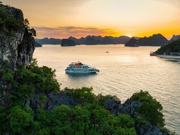 Luxury Day Trip to Hạ Long Bay from Hanoi with Cruise