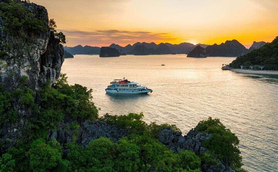 Luxury Day Trip to Hạ Long Bay from Hanoi with Cruise