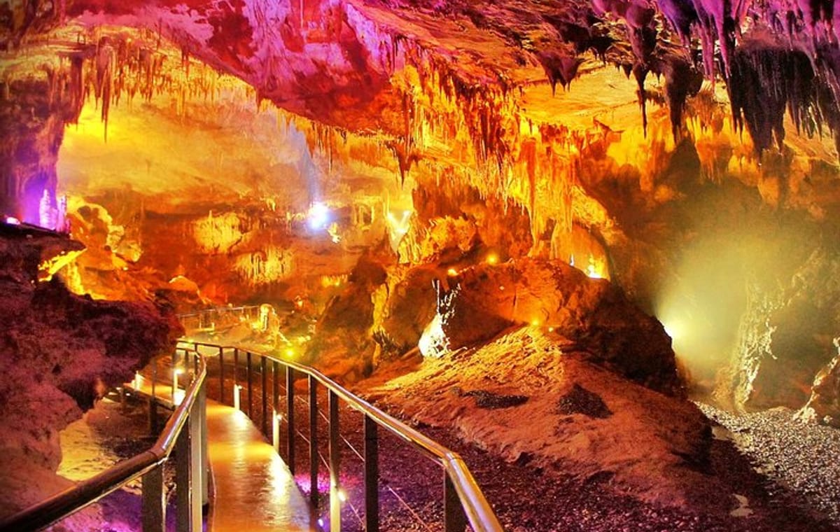 Full-Day Amazing Caves And Footprints of Dinosaurs Private Tour Guide