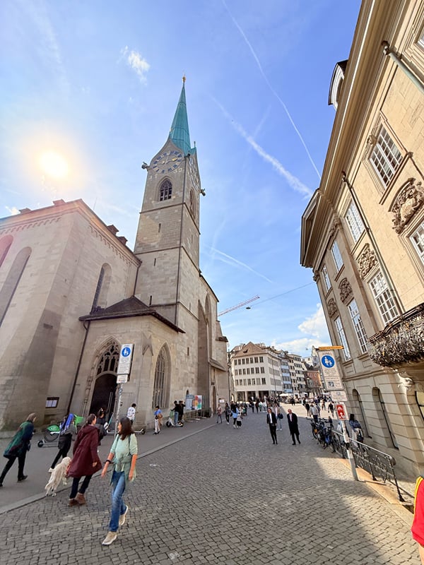 O Fraumünster e sua torre verde, na cidade velha.