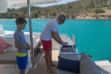 Private 5-Hour Luxury Catamaran Cruise in Mykonos