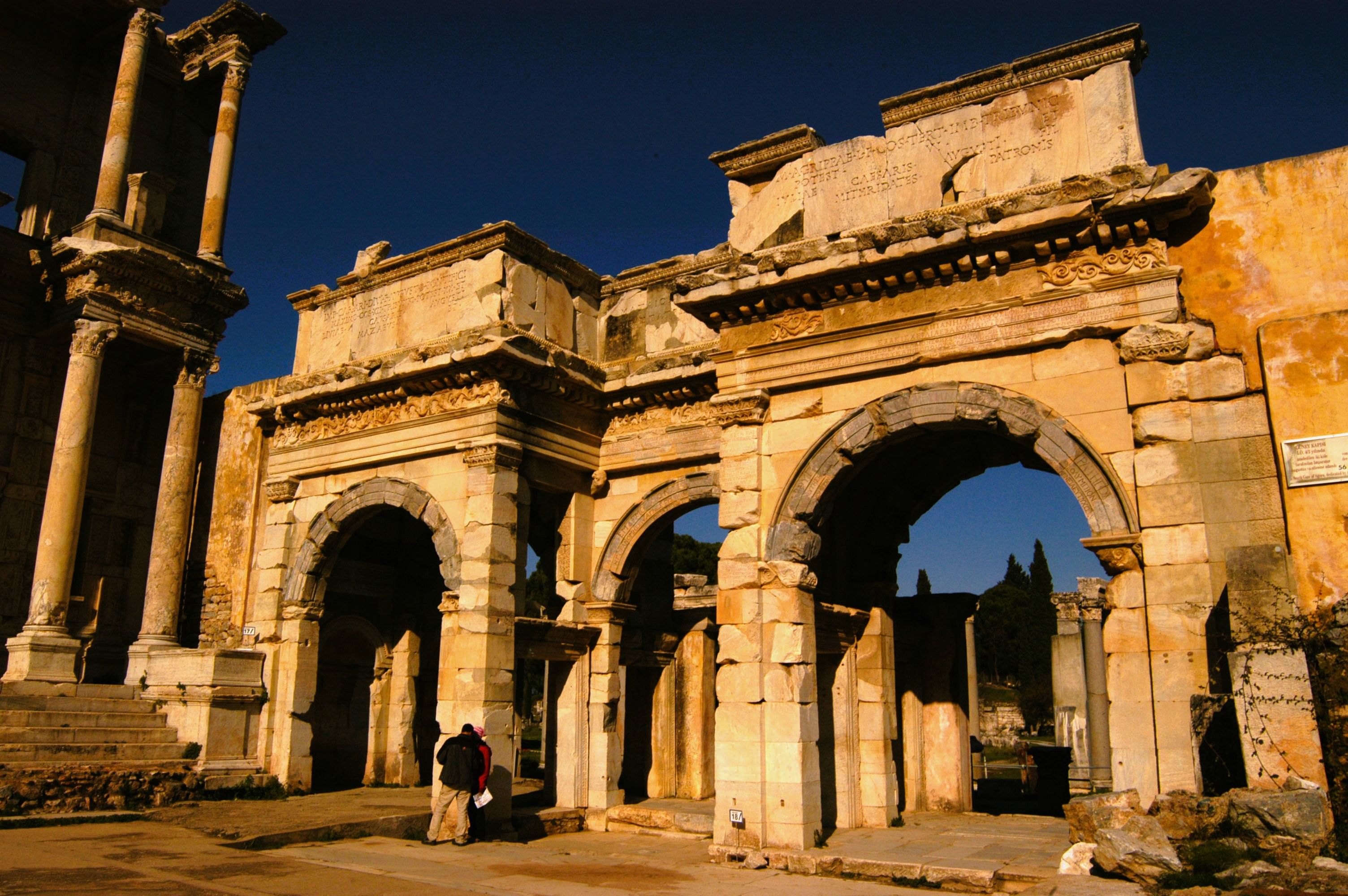 Ruinas del arco de la puerta romana en Éfeso