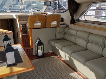 This tour is conducted on a beautiful yacht called the Amelia Rose