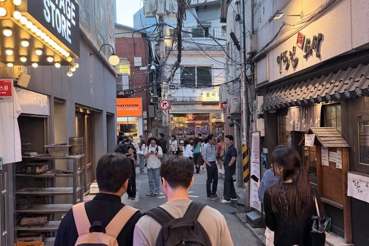 Looking for something fun to do tonight in Seoul?  Step out and experience a fun Seoul night with fellow travelers. Join us for a relaxed 2-