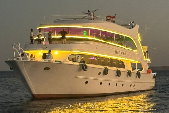 Evening Yacht Dinner & Live Music Cruise in Sharm El Sheikh