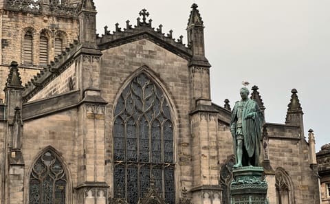 Edinburgh City Highlights Tour with Castle Visit