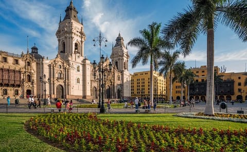 Lima City Tour: 360° Panoramic Bus Exploration