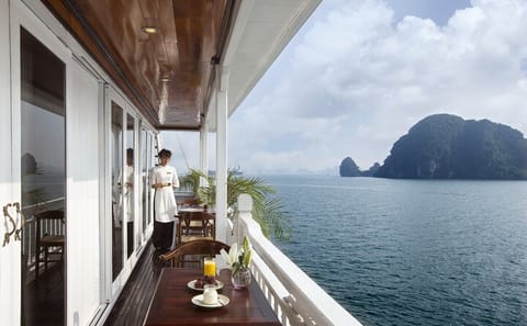 Hera Cruise Recommended Halong Bay Luxury Cruise 2 Days 1 night