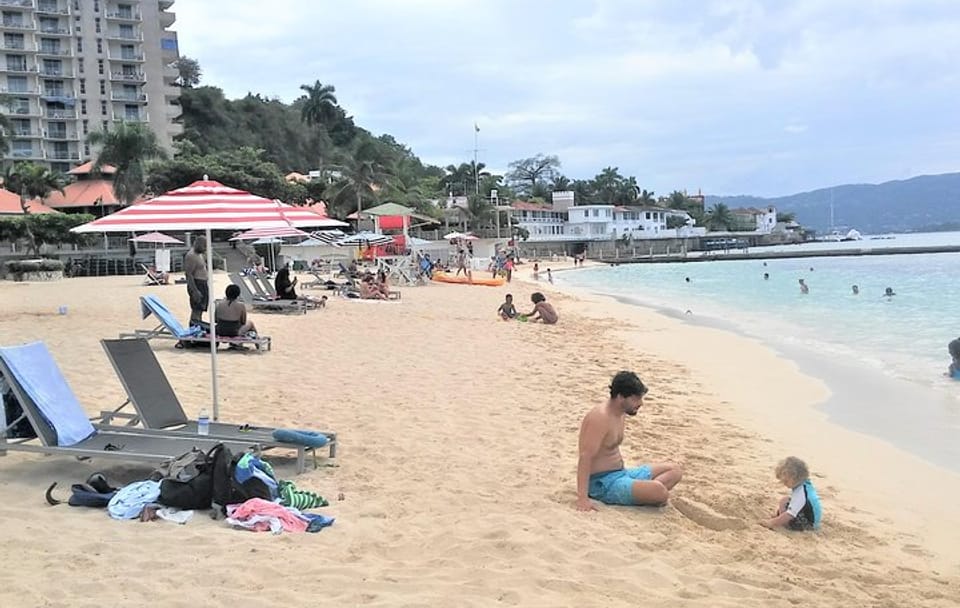 Doctor's Cave Beach and Shopping Tour from Montego Bay
