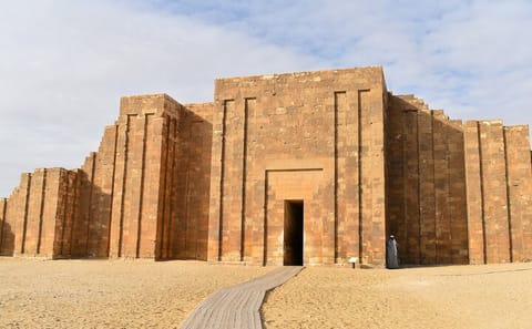Ancient Wonders Bus Tour of Saqqara and Memphis in Cairo