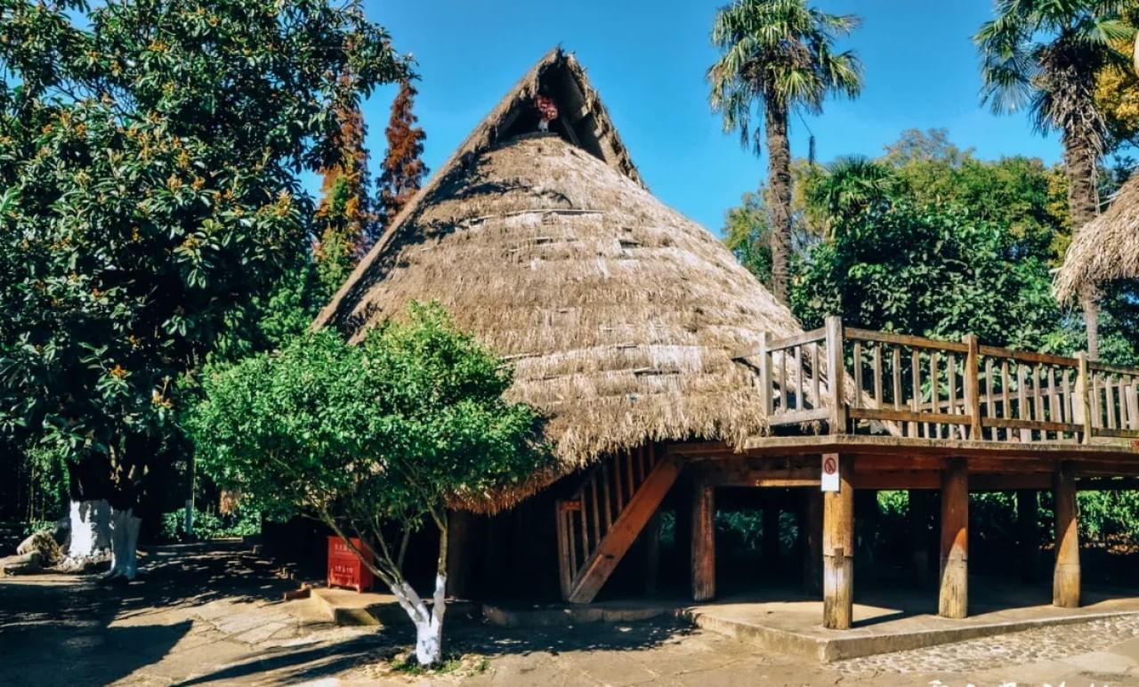 Thatched houses with Wa characteristics