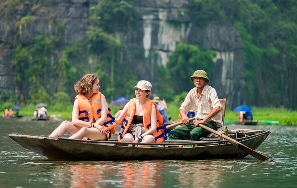 1 Day Luxury Tour to Ninh Binh : Hoa Lu & Tam Coc with Lunch