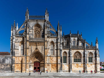 Private Full-Day Tour of Fátima, Óbidos, Batalha & Nazaré