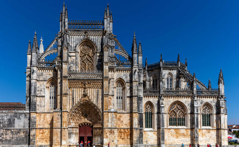 Private Full-Day Tour of Fátima, Óbidos, Batalha & Nazaré