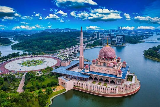 Putrajaya Tour From Kuala Lumpur 