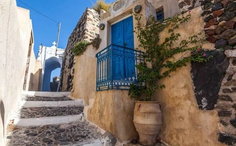 Private Full-Day Tour of Santorini: Emporio, Fira, Firostefani